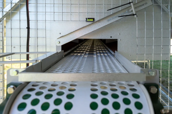Conveyor belt for easy, clean egg collection in Chicken Caravan 450
