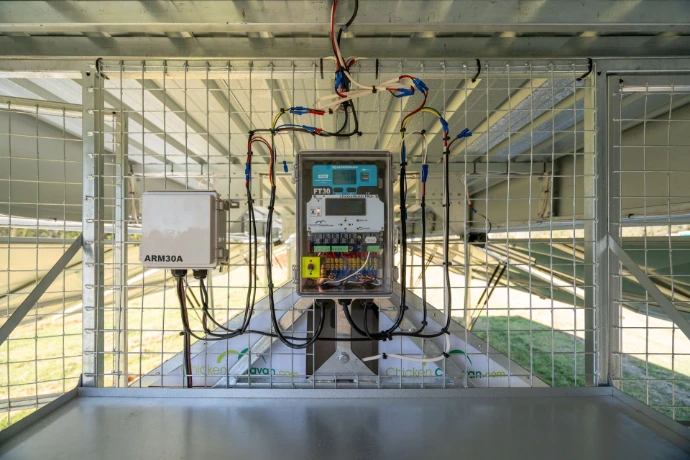 Solar powered control box for the automation in the Chicken Caravan 600